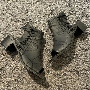 JC Journee Collection Black Faux Leather Open Toe Shoes Heels Lace Up Size 8.5